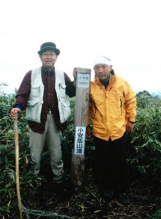 小安岳山頂　佐々木さんと