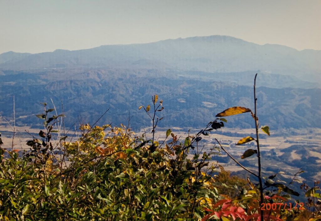 母狩山山頂から月山（晴天の登山日和）