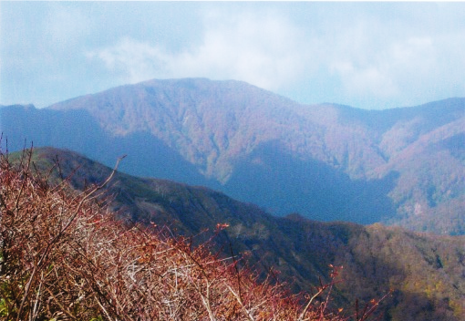小鷲倉～昨日登った白岩岳の全容