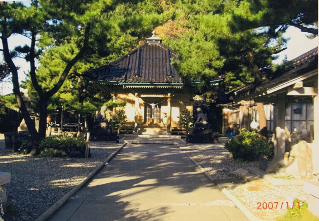 鼠ヶ関　弁天島にある厳島神社