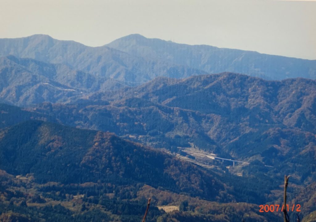 母狩山・山頂から昨日登った温海岳