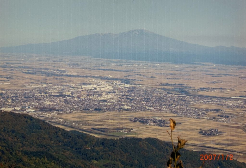 母狩山・山頂から庄内平野（鶴岡市街）と鳥海山