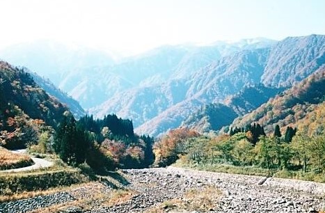 振り返れば飯豊連峰の山々