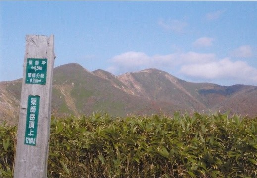 下山時　薬師岳山頂から本邦を望む