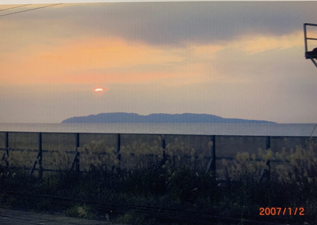 帰りの羽越線車窓から夕陽の栗島