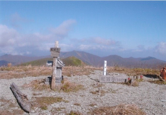 待望の和賀岳山頂　一等三角点と小さな祠