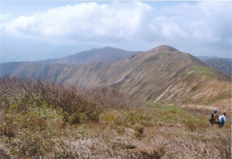 和賀岳～薬師への稜線　奥に高下岳（１３２３ｍ）