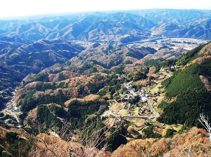 山頂から大円地集落を直下に見る