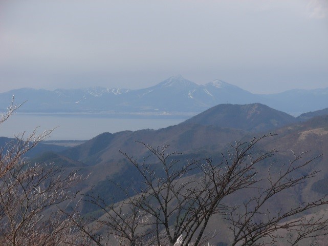 遥かに猪苗代湖