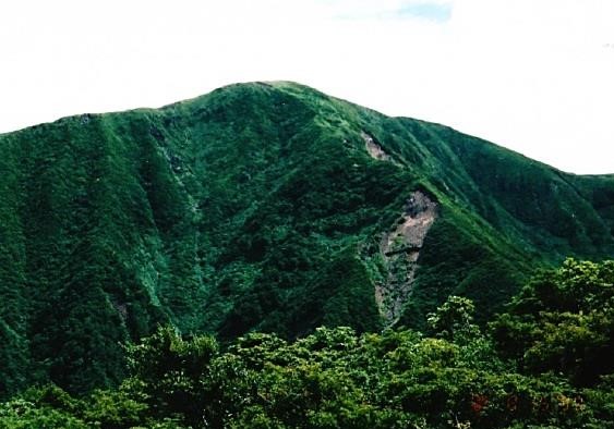 神楽ヶ峰～大きな山体の苗場山　下って登り返す