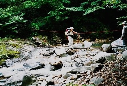 ロープを使って川を渡る