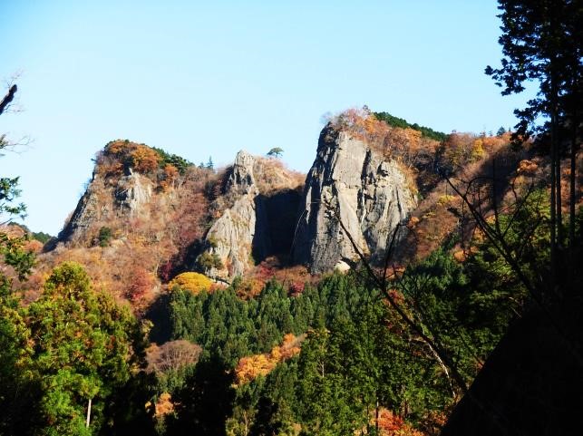 下山口から辿ってきた男体山を仰ぎ見る②