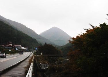 「ほら貝」を思わせる山容～貝鳴山～（福島）