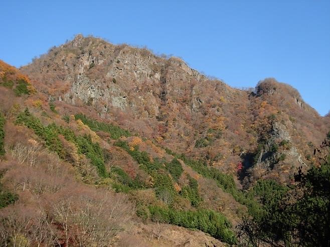 登山口～集塊岩の３００ｍ絶壁を望む