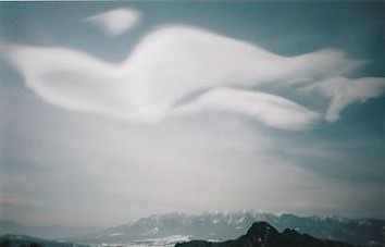 発芽岳の頭上に変った雲が現れる
