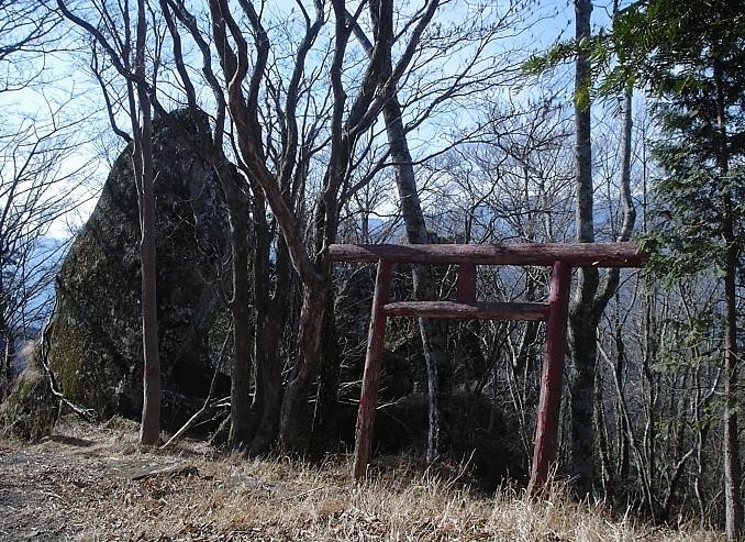 山頂真下の大岩と鳥居