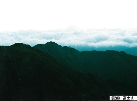 雲海に富士山