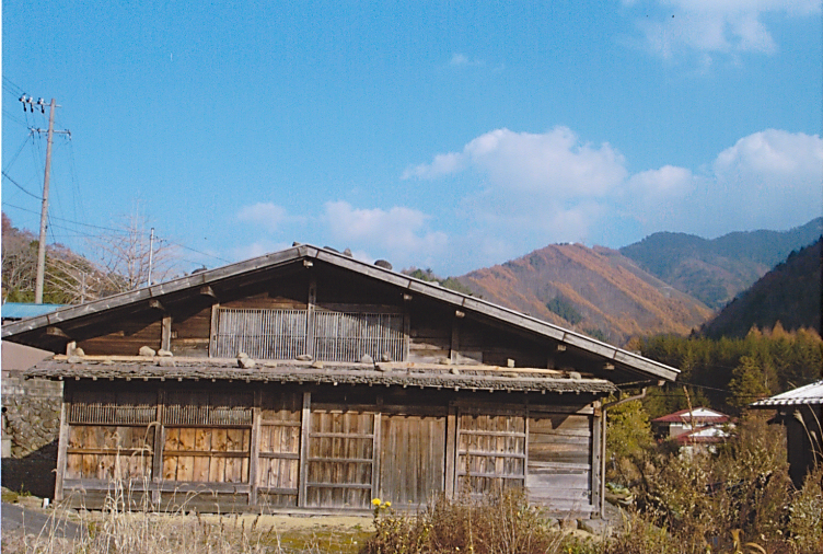 野麦集落の石置き屋根の家