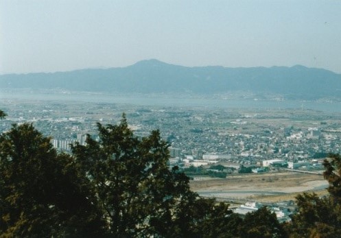 琵琶湖の上に比叡山