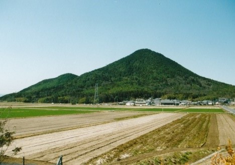 端整な近江富士　奥に相場振山