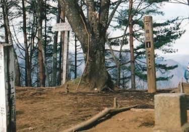 扇山の西隣にやや小ぶりのドーム型のきれいな山～百蔵山～(山梨)