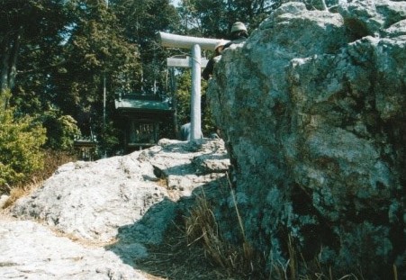 岩峰の山頂の鳥居