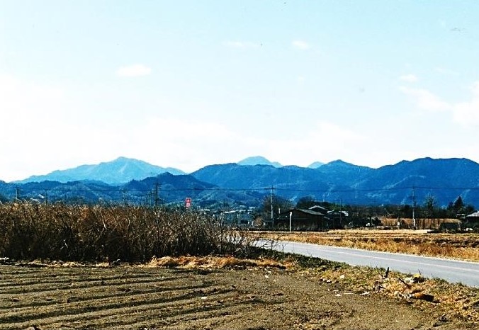 御岳山・雨降山の奥に赤久縄山と東西の御荷鉾山が頭を出す　