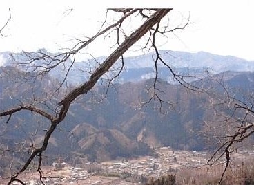 秩父三峰山・和名倉山を望む