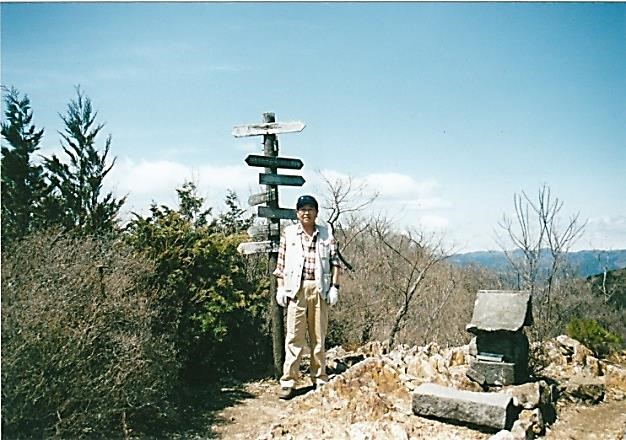 鳴神山　山頂にて一基の祠