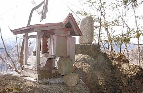 大天狗石碑と小祠