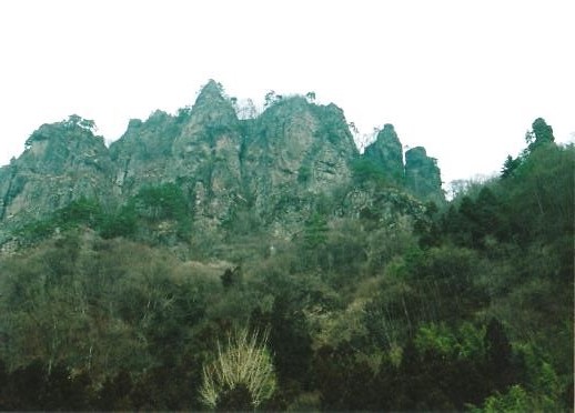 岩櫃山全景