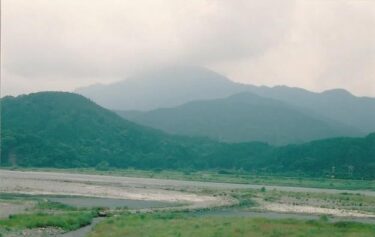 霧の中に佇む四ノ井神社が幻想的｜篠井山（山梨・静岡）