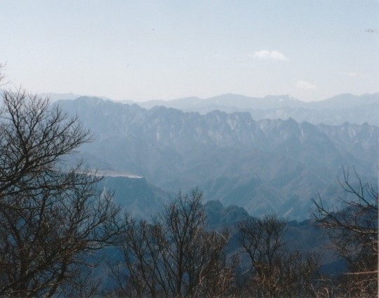 両神山・奥に雲取