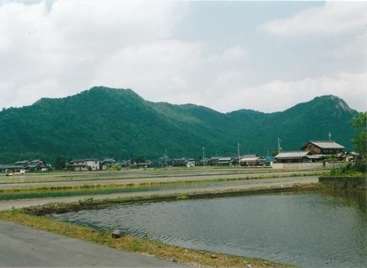 ㊧　赤神山　㊨　箕作山