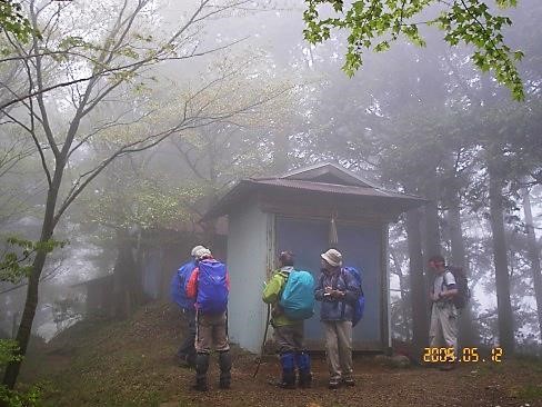 霧の中に佇む四ノ井神社