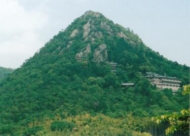 大岩が行く手を阻む・城跡の残骸｜箕作山・赤神山{太郎坊山}（滋賀）