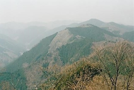 岩茸石山頂～黒山・棒ノ折山を望む