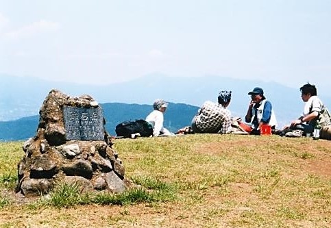 広い広場の山頂で寛ぐ面々