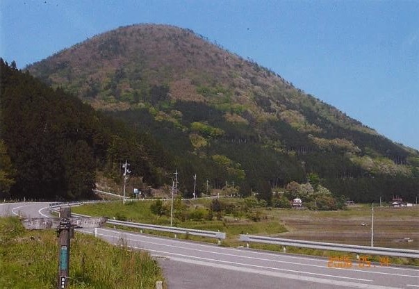 登山口から望む青野山