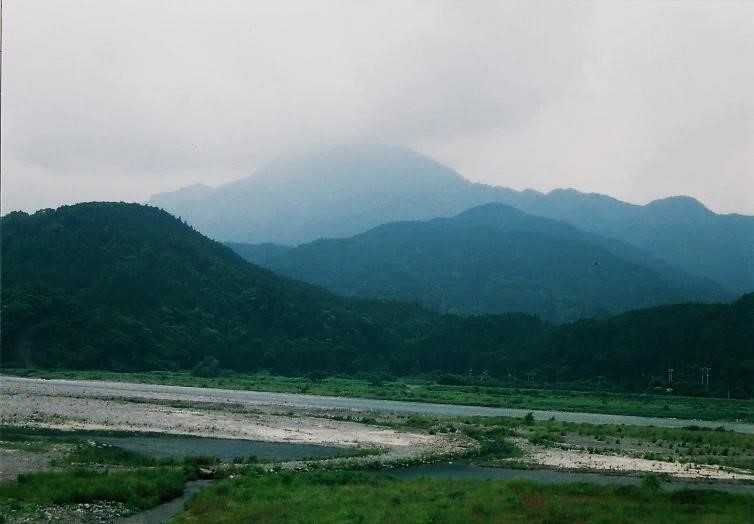 内船より篠井山を望む　山頂は雲の中