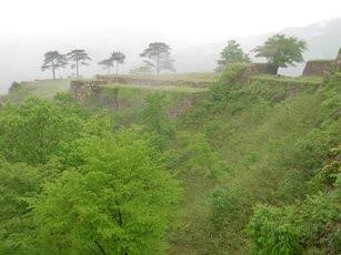 ガスが湧き出す山頂