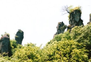 ジジ岩とババ岩の奇石が並んで立つ｜御堂山（群馬）