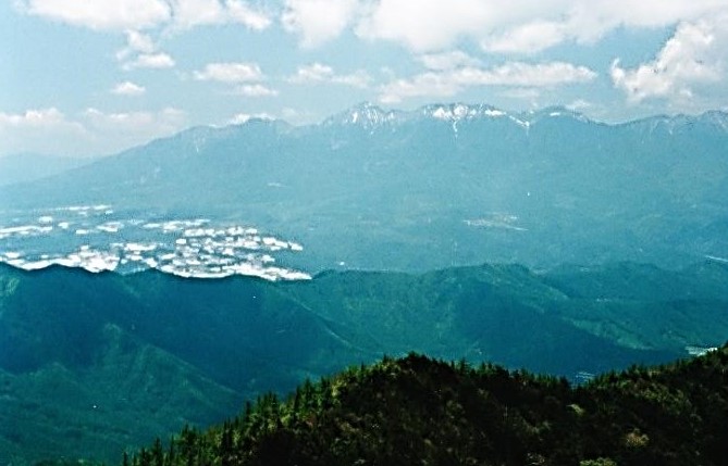 天狗・男山の先には八ヶ岳連峰