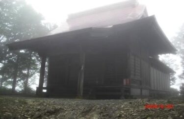 山頂直下の稲含神社