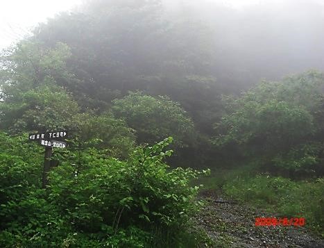 茂垣峠の登山口