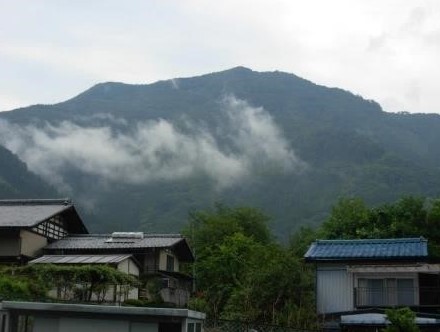 道の駅｛上野｝～高反山を見上げる