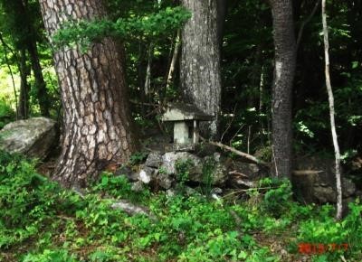 山中に有った祠