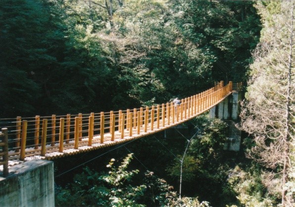 真新しい吊り橋