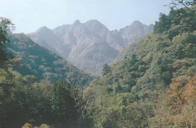 両神山　Ｖの切れ込みの㊧奥宮　　㊨山頂