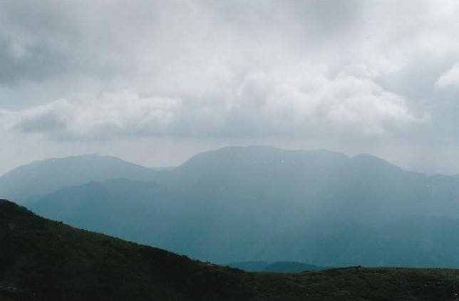 山頂より霊仙山を望む